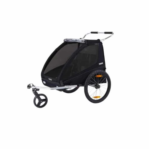 En svart tvåhjulig cykelkärra med nätöverdrag, sidofönster, framhjulsfäste och ett styre för att skjuta eller dra. Släpvagnen har reflexer på hjulen och är avsedd för transport av barn eller last.
