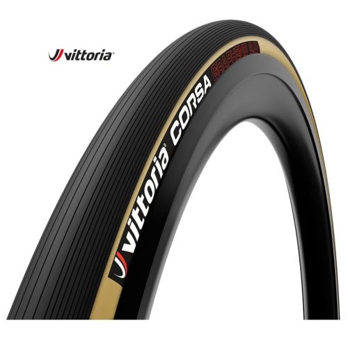 Närbild av ett Vittoria Corsa Graphene 2.0 cykeldäck med brun sidovägg, synliga slitbanelinjer och logotyp mot en vit bakgrund.