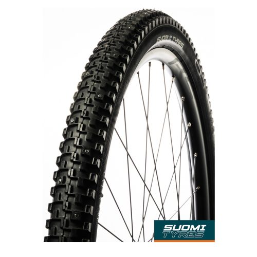 En närbild av ett svart cykeldäck med knottrigt mönster på ett ekrat hjul, med Suomi Tyres-logotypen i nedre högra hörnet.