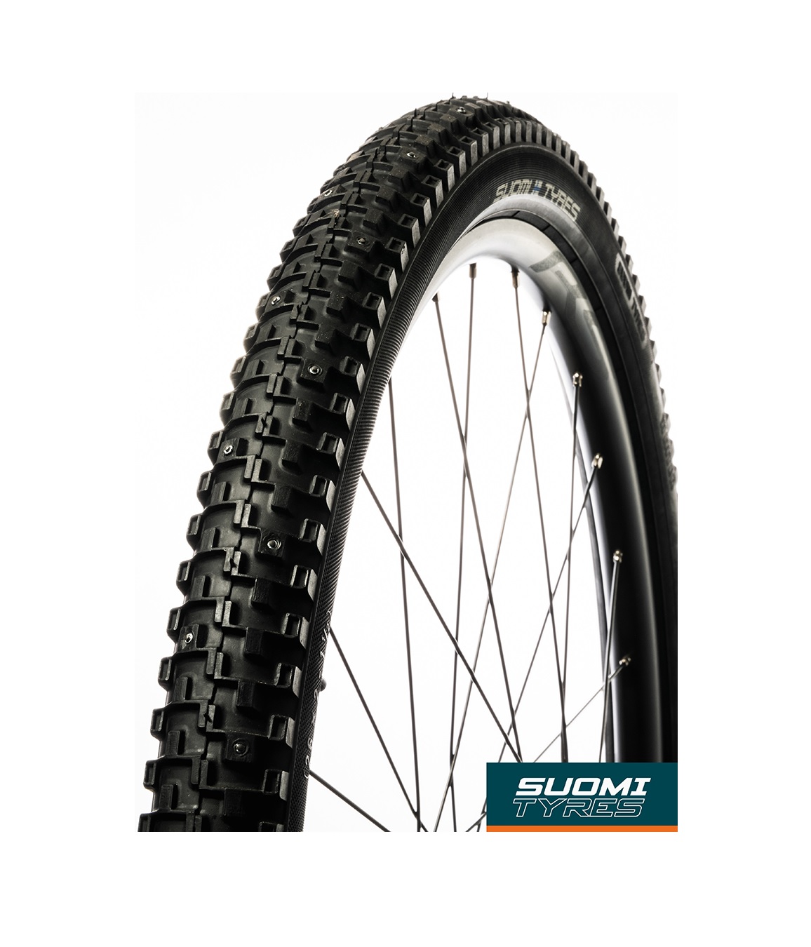 A10-62-dubbar-54-584.jpg En närbild av ett svart cykeldäck med knottrigt mönster på ett ekrat hjul, med Suomi Tyres-logotypen i nedre högra hörnet.