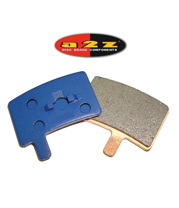 A2Z-250.jpg Två skivbromsbelägg visas, det ena med en blå beläggning och det andra med en metallisk friktionsyta. Logotypen för AZZ Disc Brake Components visas ovanför beläggen på en vit bakgrund.