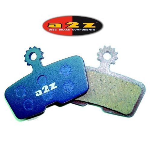 Två skivbromsbelägg visas, det ena vänd uppåt och visar "a2z"-logotypen och det andra visar bromsbeläggets material. En "a2z Disc Brake Components"-logotyp är placerad ovanför bromsbeläggen på en vit bakgrund.