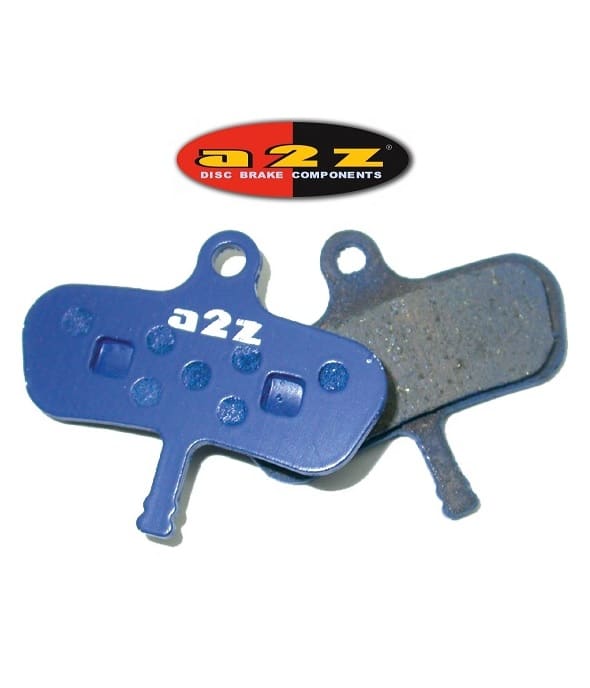 A2Z-295.jpg Två blåa skivbromsbelägg för cyklar visas, det ena framtill med "A2Z"-logotypen och det andra med friktionsytan. Logotypen A2Z Disc Brake Components visas ovanför dem på en vit bakgrund.