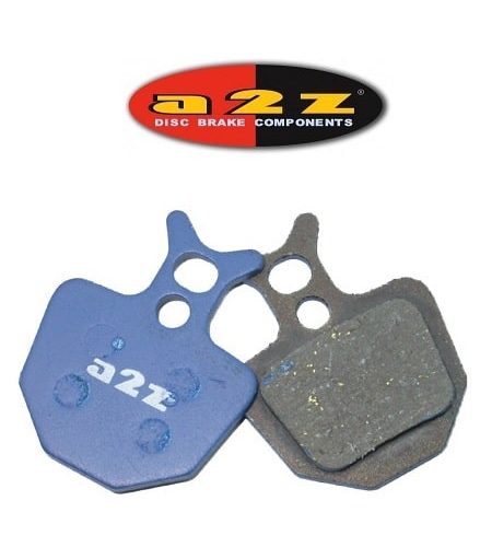 Två skivbromsbelägg för cyklar visas sida vid sida. På det ena belägget syns logotypen "a2z", på det andra friktionsytan. Ovanför dem finns en oval "a2z Disc Brake Components"-logotyp med röda, gula och svarta färger.