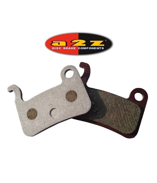 A2Z-630A.jpg Två skivbromsbelägg av metall visas, det ena vetter framåt och det andra visar friktionsmaterialet. Ovanför dem syns logotypen för AZZ Disc Brake Components på vit bakgrund.