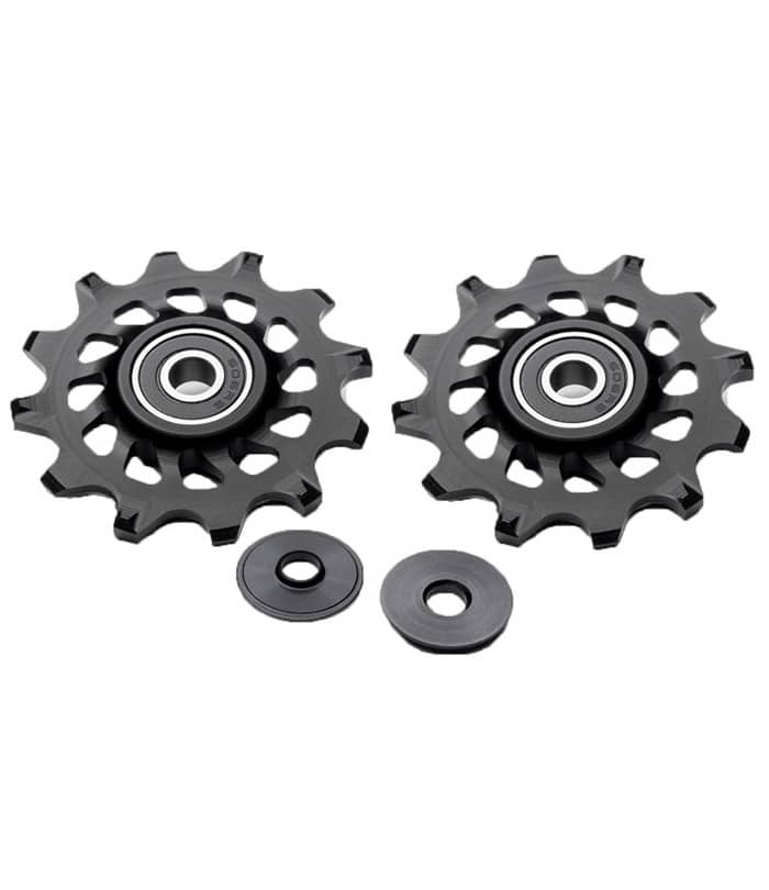 ABSOLUTEBLACK-Pulley-wheels.jpg Två svarta jockeyhjul för cykelväxel med kullager i mitten, visade sida vid sida. Två separata svarta brickor är placerade under varje hjul.