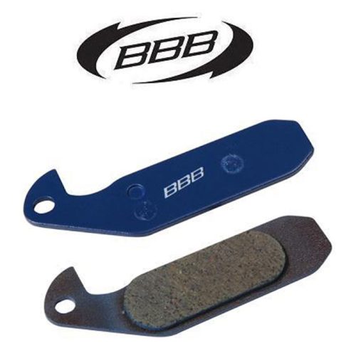 Två cykelbromsbelägg i blå metall visas, det ena med en grå bromsyta och det andra med BBB:s logotyp. Den svartvita BBB-logotypen visas ovanför bromsbeläggen på en vit bakgrund.
