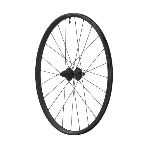 Ett svart cykelbakhjul med ekrar, nav och kassett, fotograferat mot en vit bakgrund.