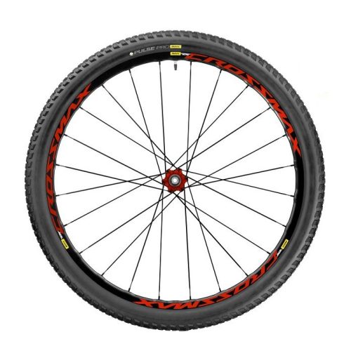 Ett mountainbikehjul med svart däck, röd och gul grafik, svarta ekrar och ett rött nav, mot en vit bakgrund. Ordet "Crossmax" syns på fälgen.