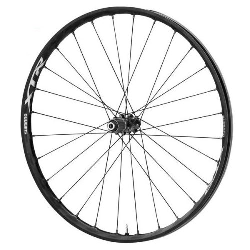 Ett svart cykelhjul med flera ekrar visas mot en vit bakgrund. Fälgen har "Shimano XTR"-logotypen i vita bokstäver.