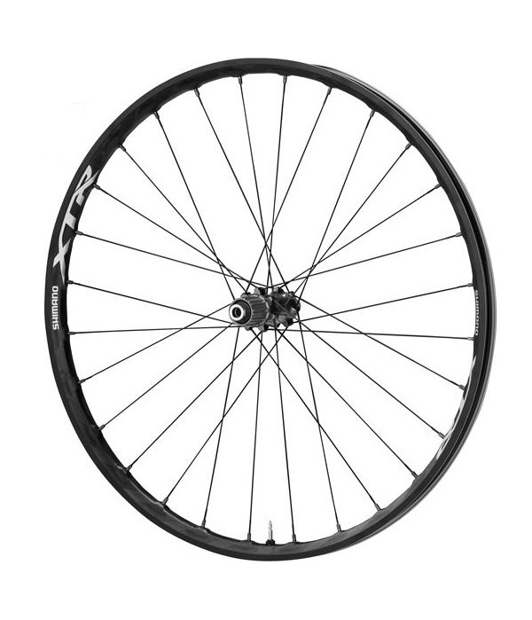 Bakhjul-Shimano-XTR-9000.jpg Ett svart cykelhjul med flera ekrar visas mot en vit bakgrund. Fälgen har "Shimano XTR"-logotypen i vita bokstäver.