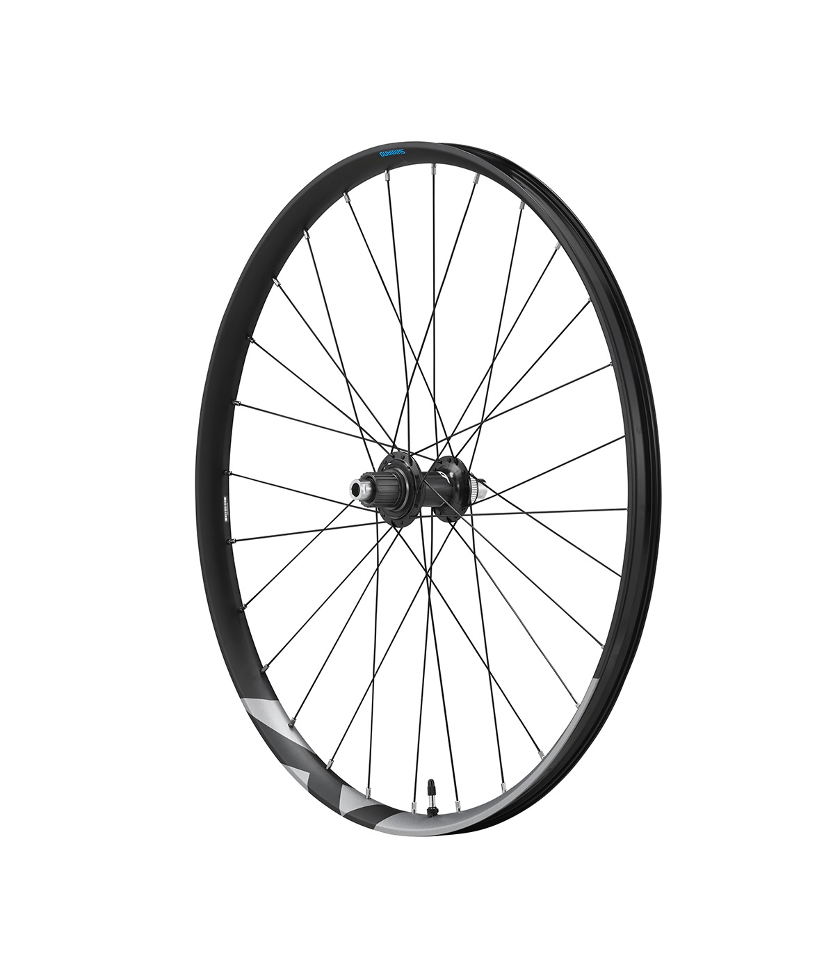 Bakhjul-XT-M8120.jpg Ett svart cykelhjul med ekrar i metall och ett centralt nav, mot en vit bakgrund. Fälgen har en matt finish med subtila grå och vita grafiska accenter.