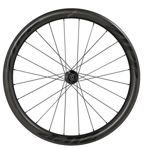 Ett svart cykelhjul med en kolfiberfälg med djupt snitt, tunna svarta ekrar och ett centralt nav, mot en vit bakgrund.