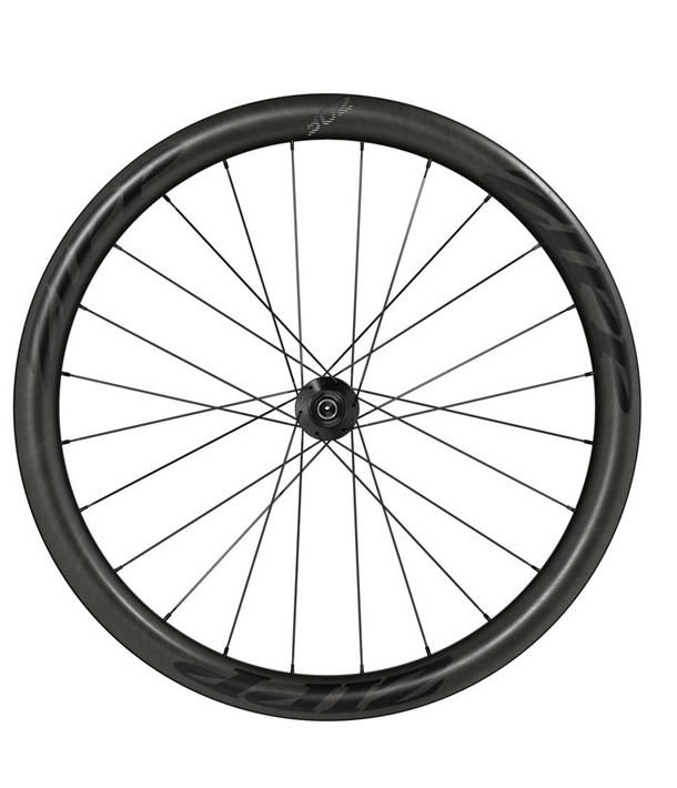Bakhjul-Zipp-302.jpg Ett svart cykelhjul med en kolfiberfälg med djupt snitt, tunna svarta ekrar och ett centralt nav, mot en vit bakgrund.