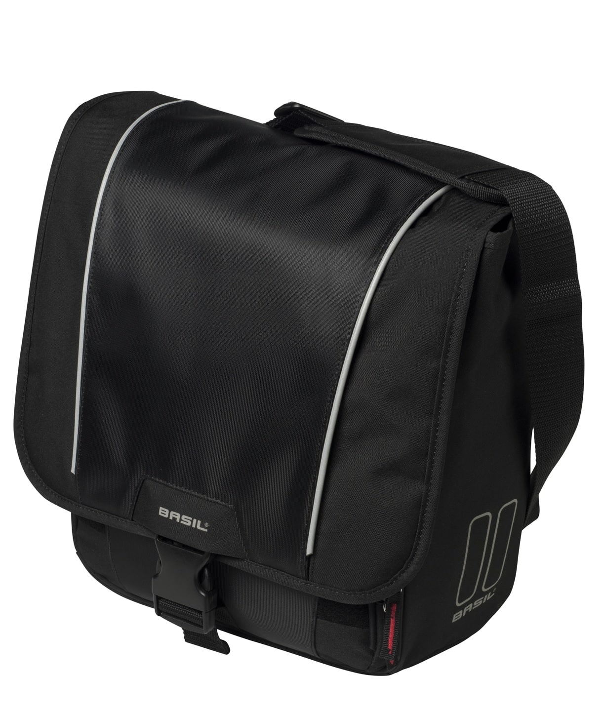 Basil-Sport-Design-18L-1.jpg En svart messengerväska med klaffstängning, justerbar axelrem och subtila reflexränder. Väskan har varumärket "BASIL" och en logotyp på framsidan.
