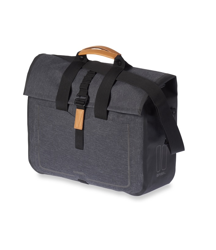 Basil.urban_.dry_.business.png En grå messengerväska med en svart justerbar axelrem, ett handtag i solbrunt läder och en frontklaff som fästs med ett svart spänne. Väskan har en modern, rektangulär design med ett subtilt varumärke i det nedre främre hörnet.