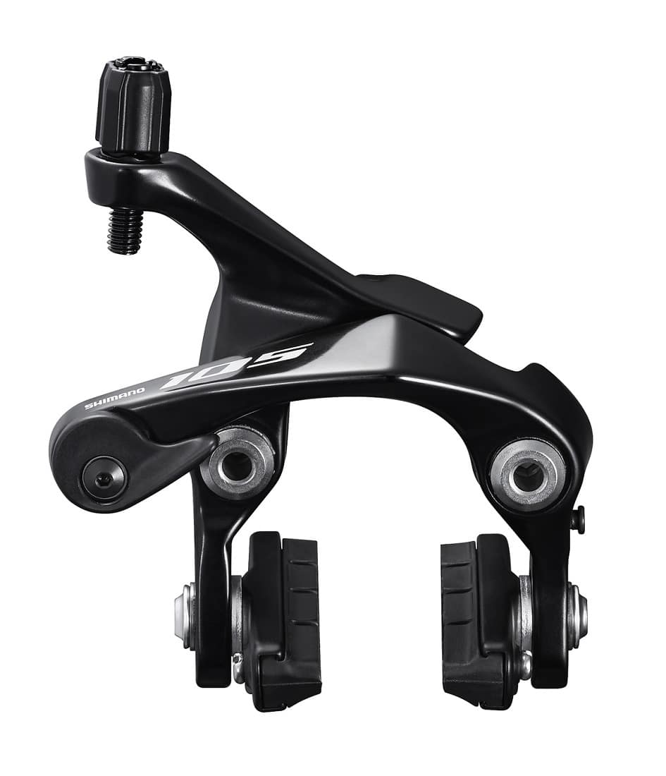 Broms-105-svart-DM-RS.jpg En närbild av ett svart Shimano 105-bromsok för cykel, som visar dess design med dubbla pivoter och två bromsbelägg.
