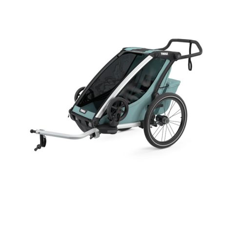 En blågrön och svart cykelkärra för barn med två stora bakhjul, ett svart nätöverdrag, ett justerbart styre och en främre dragarm för att fästa på en cykel. Släpvagnen är märkt med Thule-logotypen.