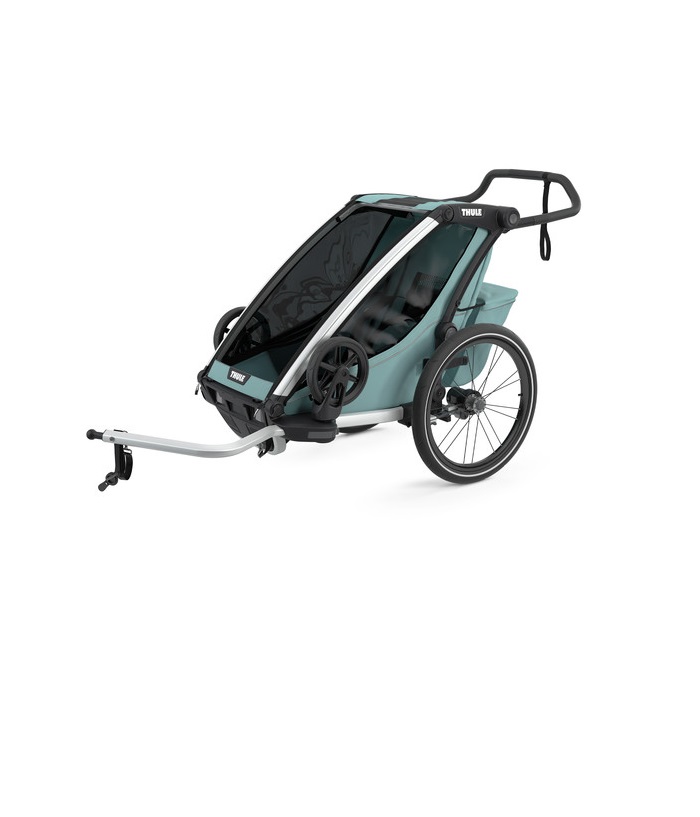 Chariot-Cross-1.jpg En blågrön och svart cykelkärra för barn med två stora bakhjul, ett svart nätöverdrag, ett justerbart styre och en främre dragarm för att fästa på en cykel. Släpvagnen är märkt med Thule-logotypen.