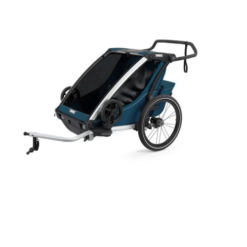 En blå och svart tvåhjulig cykelkärra med genomskinlig frontkåpa, metallram och justerbart styre, avsedd att fästas på en cykel för transport av barn.