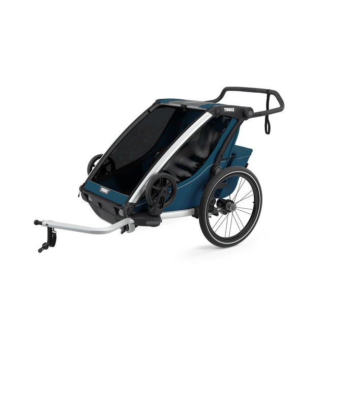 Chariot-Cross-2.jpg En blå och svart tvåhjulig cykelkärra med genomskinlig frontkåpa, metallram och justerbart styre, avsedd att fästas på en cykel för transport av barn.