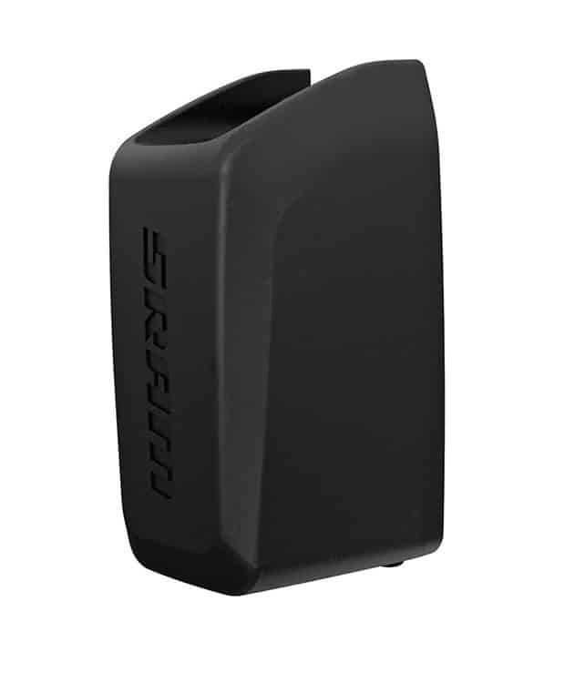 E-Tap-batteri.jpg En svart, rektangulär elektronisk enhet med avfasade kanter och ordet "SRAM" präglat vertikalt på ena sidan, mot en vit bakgrund.