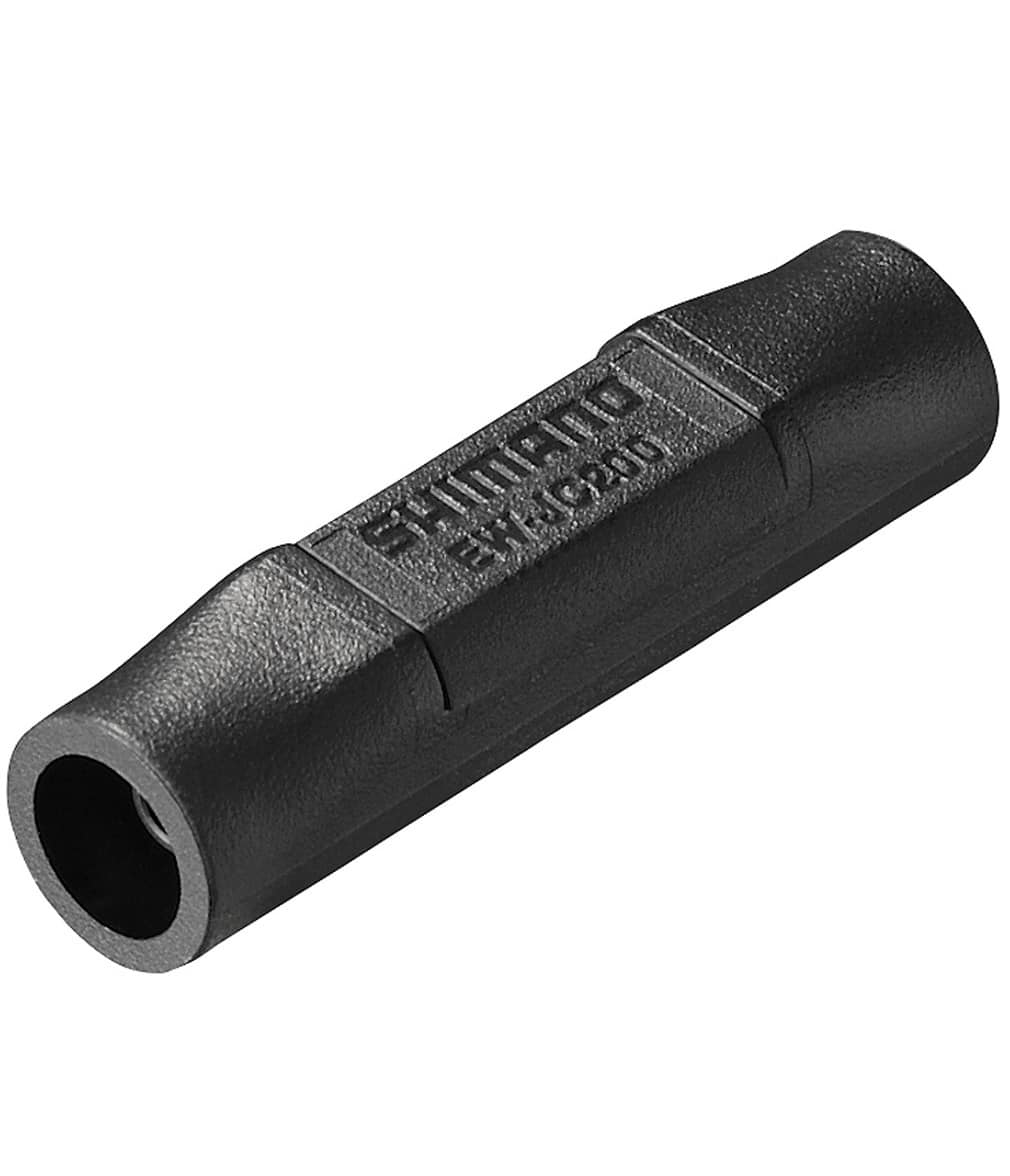 EW-JC200.jpg En svart, cylindrisk kabelkontakt med lätt räfflad yta, märkt "SHIMANO" längs toppen och öppningar i båda ändar.
