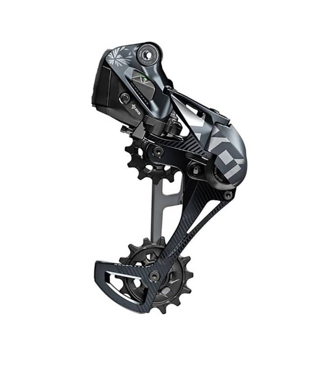 Eagle-X01-AXS-12.jpg En närbild av en svart cykelväxel isolerad mot en vit bakgrund, som visar dess remskivor, korg och komponenter i detalj.
