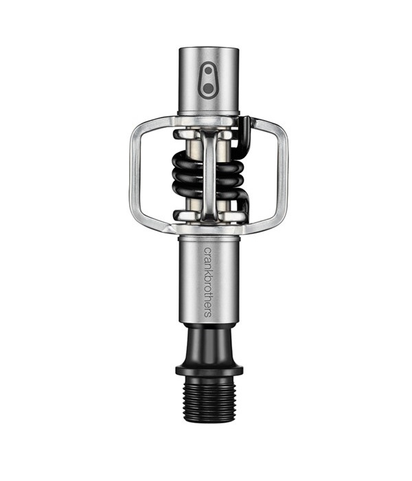 Eggbeater-1-svart.jpg En silverfärgad och svart Crankbrothers-cykelpedal med en minimalistisk spindeldesign med två fjäderbelastade hållare och en cylindrisk axel.