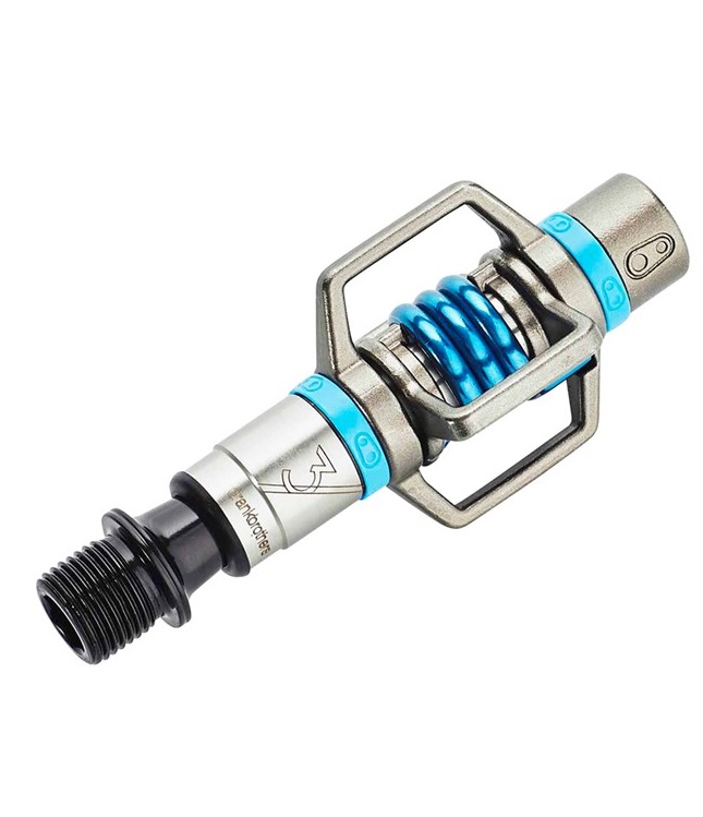 Eggbeater-3-Bla.jpg En cykelpedal i metall med cylindrisk kropp, blå detaljer, integrerad fjädermekanism och en svart gängad spindel för fastsättning. Pedalen har en minimalistisk design med öppen ram.