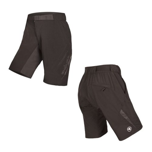 Två par svarta träningsshorts med justerbar midja, sidofickor och subtila designdetaljer på sidorna, visade från olika vinklar mot en vit bakgrund.