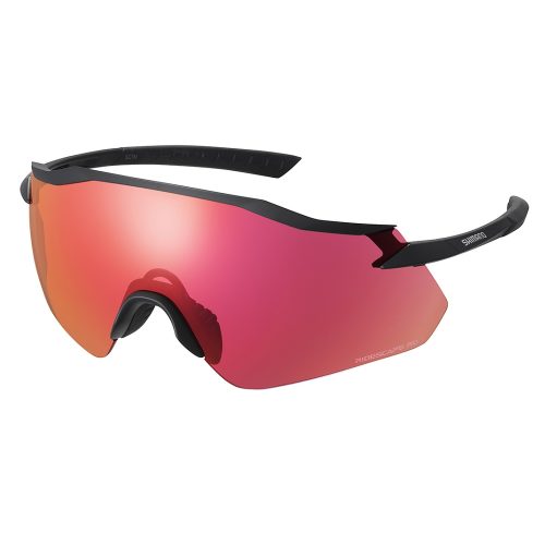 Ett par sportsolglasögon med ett enda stort, böjt rödtonat glas och en tunn svart båge. Bågen har en rak övre båge och böjda armar med varumärket synligt på sidan.