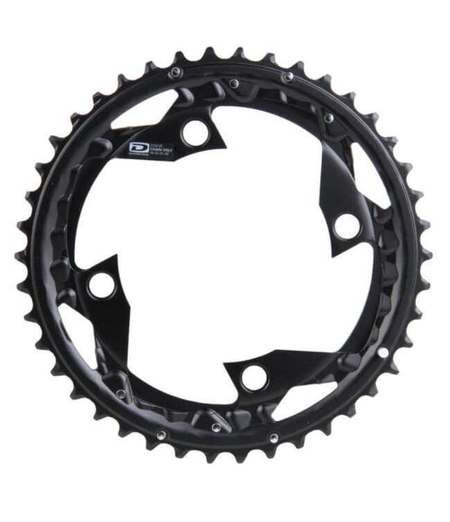 FC-M670-42T-klinga.jpg Svart cykelkedjekrans med vassa tänder och fem monteringshål, avsedd att användas på ett vevparti. Kedjeringen har utskurna sektioner och en liten tillverkarlogotyp på ena sidan.