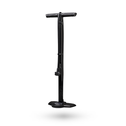 En svart cykelpump med bred bas, handtag på styret och en ansluten slang, som står upprätt mot en vit bakgrund.