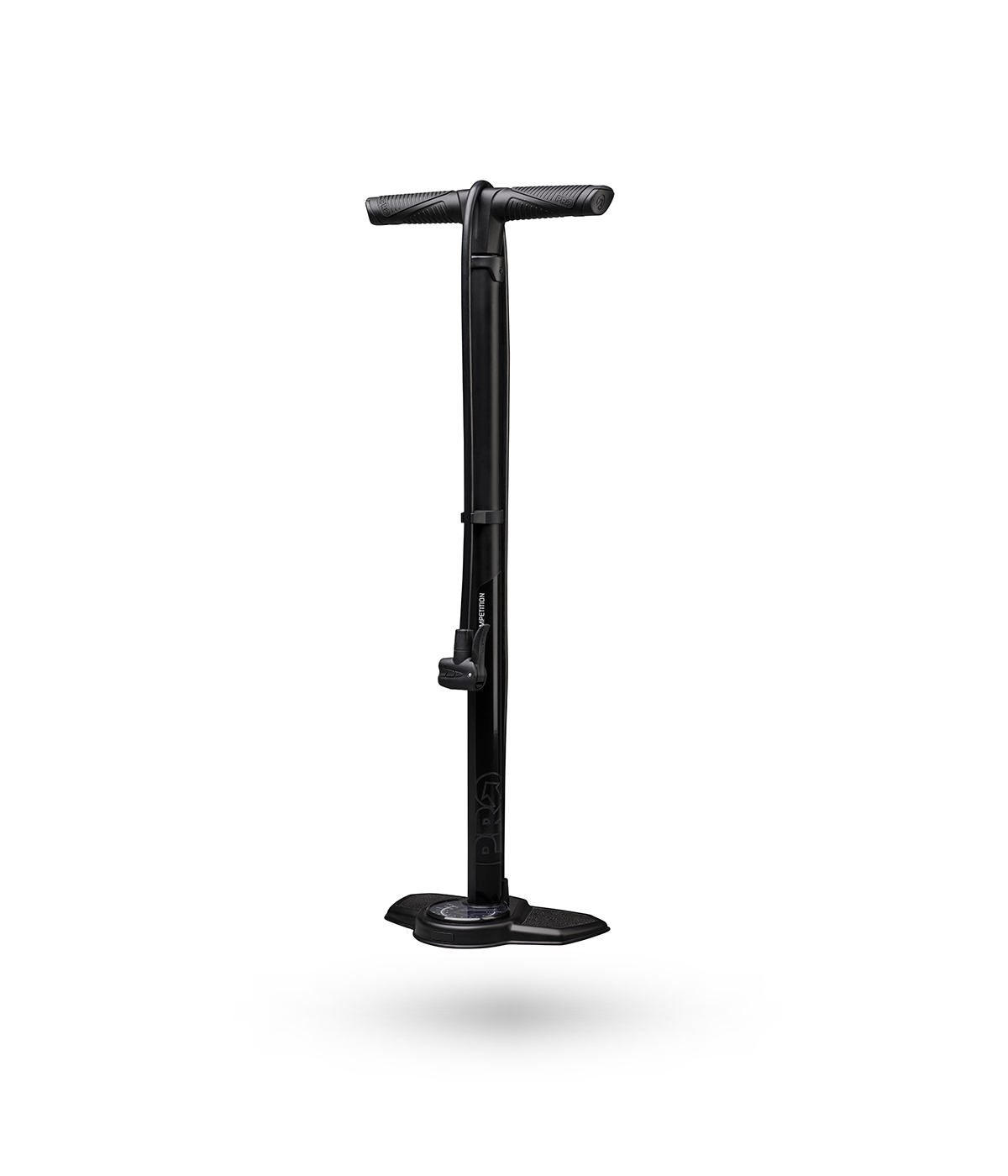 Fotpump-Pro-Competition.png En svart cykelpump med bred bas, handtag på styret och en ansluten slang, som står upprätt mot en vit bakgrund.