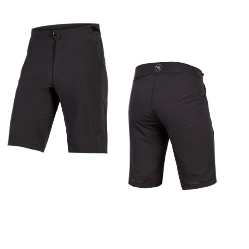 Två vyer av ett par svarta knälånga shorts, framifrån och bakifrån mot en vit bakgrund. Shortsen har knappstängning och minimala detaljer.