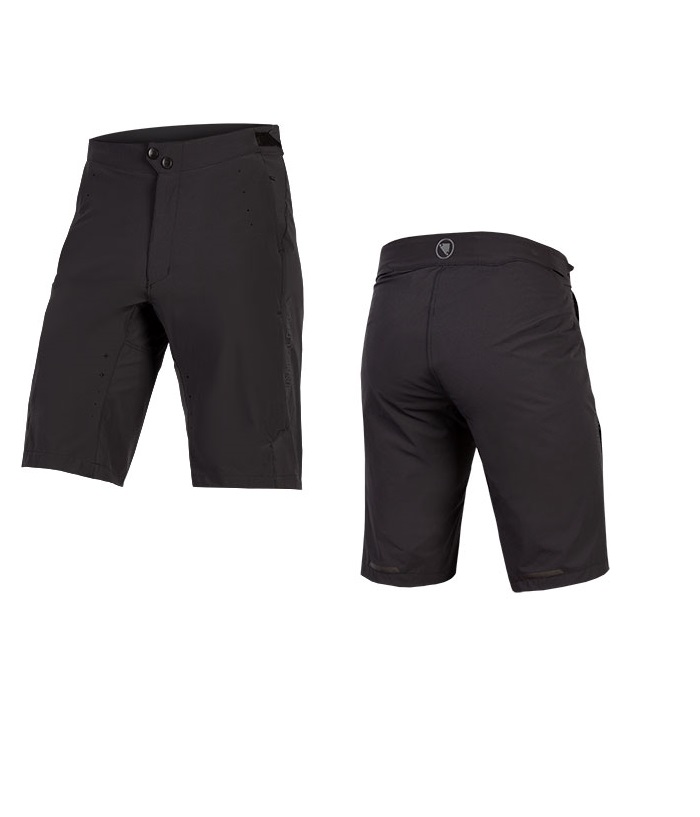 Foyle-Black.jpg Två vyer av ett par svarta knälånga shorts, framifrån och bakifrån mot en vit bakgrund. Shortsen har knappstängning och minimala detaljer.