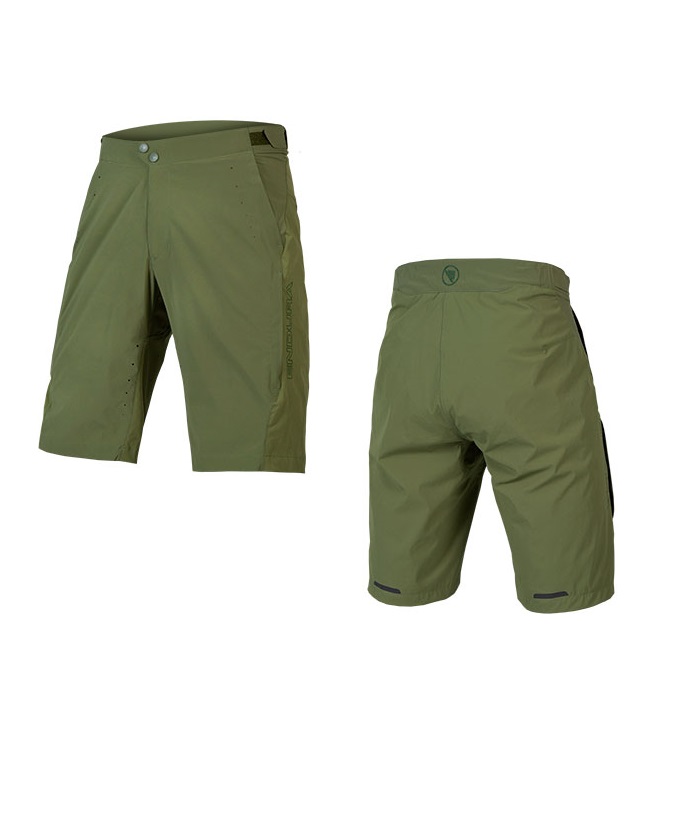 Foyle-olive-green.jpg Olivgröna knälånga shorts som visas framifrån och bakifrån, med knappstängning, ventilationshål i sidorna och små reflexdetaljer nära nederkanten på ryggen.