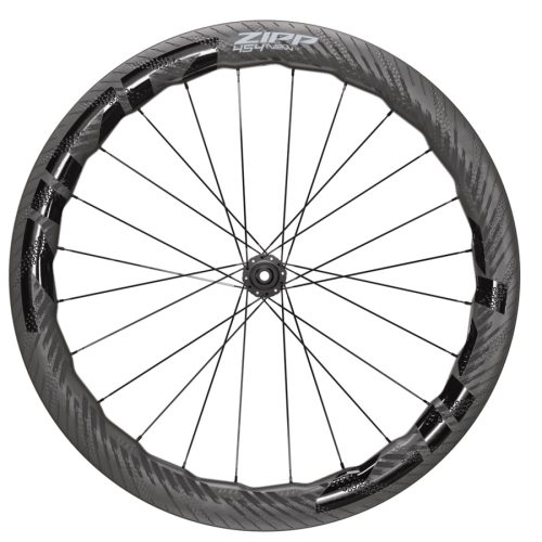 Ett cykelhjul i kolfiber med en fälg med djupt snitt, svarta ekrar och ett centralt nav, mot en vit bakgrund. Fälgen har en mönstrad design med varumärket "Zipp 454 NSW".