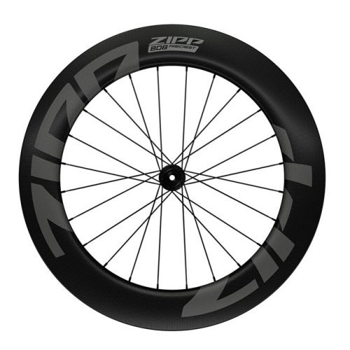 Ett svart cykelhjul av märket Zipp 808 Firecrest Carbon med djup fälg, tunna svarta ekrar och ett centralt nav, mot en vit bakgrund.