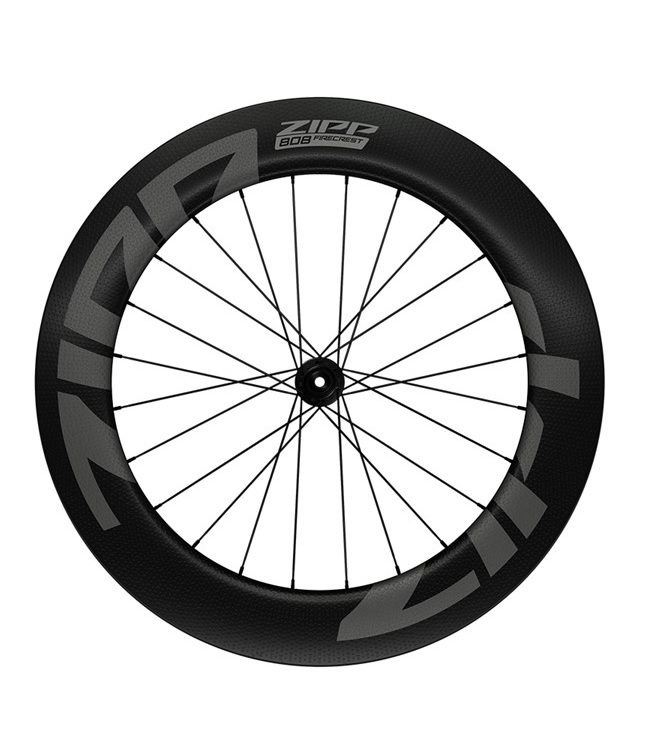 Framhjul-Zipp-808-Disc.jpg Ett svart cykelhjul av märket Zipp 808 Firecrest Carbon med djup fälg, tunna svarta ekrar och ett centralt nav, mot en vit bakgrund.
