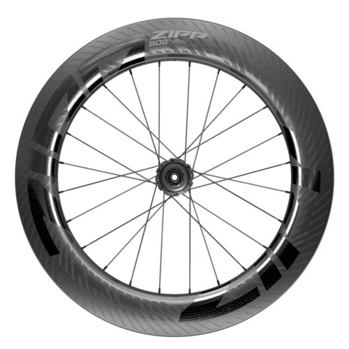 Ett högprofilerat cykelhjul i kolfiber med svarta ekrar och ett synligt nav, med en djup fälgdesign och subtil varumärkestext runt fälgen.