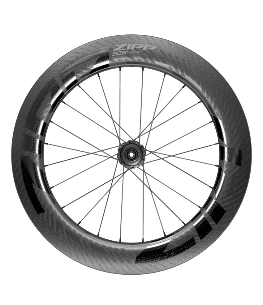 Framhjul-Zipp-808-NSW.jpg Ett högprofilerat cykelhjul i kolfiber med svarta ekrar och ett synligt nav, med en djup fälgdesign och subtil varumärkestext runt fälgen.