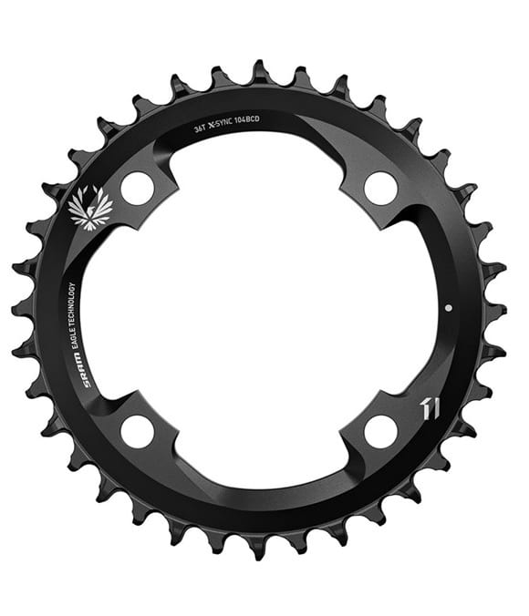 Framklinga-SRAM-104mm-Xsync-Eagel.jpg En svart SRAM cykelkedjekrans med 34 tänder, fyra monteringshål och vita tryckta specifikationer runt kanten, fotograferad mot en vit bakgrund.