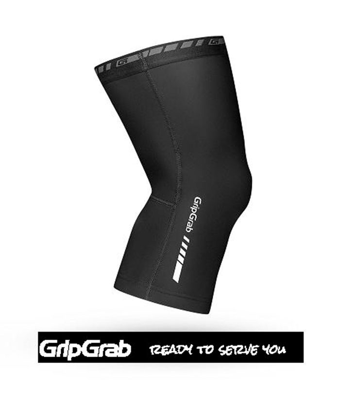 GripGrab-Knee-Warmers-Classic.jpg En svart GripGrab knävärmare med vit logotyp och text visas mot en vit bakgrund. Under bilden visas GripGrab-logotypen och sloganen "READY TO SERVE YOU" i vit text på en svart remsa.
