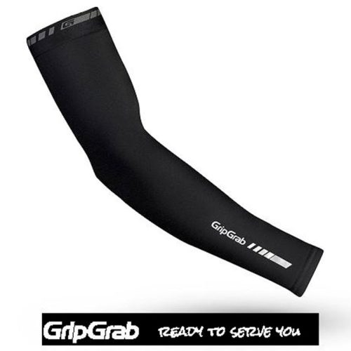 En svart GripGrab armvärmare med vitt varumärke och diagonala ränder visas mot en vit bakgrund. Under den visas GripGrab-logotypen och frasen "READY TO SERVE YOU".