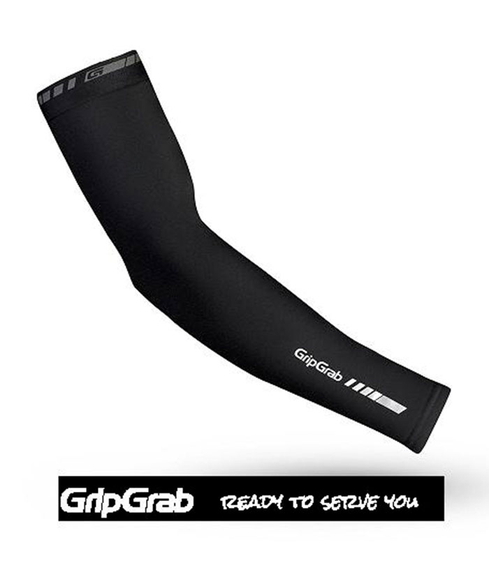 Gripgrab-Arm-Warmers-Classic.jpg En svart GripGrab armvärmare med vitt varumärke och diagonala ränder visas mot en vit bakgrund. Under den visas GripGrab-logotypen och frasen "READY TO SERVE YOU".