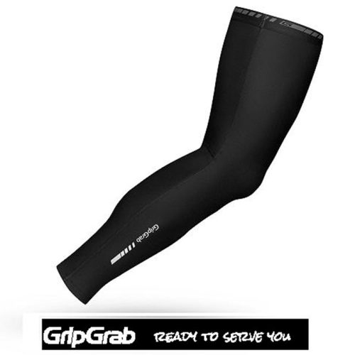 En svart GripGrab cykelarmvärmare visas på en vit bakgrund, med GripGrab-logotypen och frasen "READY TO SERVE YOU" nedan i en svartvit banner.
