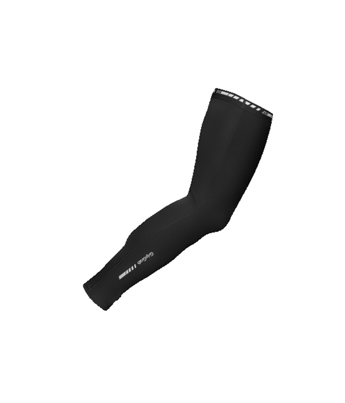 Gripgrab-benvarmare-Light.jpg En svart cykelarm med en liten vit logotyp och design nära handleden, på en vit bakgrund.