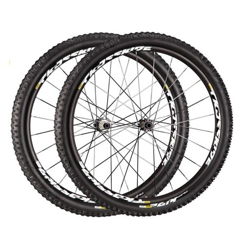 Två svarta cykelhjul med knubbiga däck är placerade lodrätt och överlappar varandra. På fälgarna står ordet "Crosstrail" i vita bokstäver och hjulen har synliga ekrar och nav.